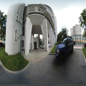 У подъезда «Дома авиаторов».  «Дом на ножках». Беговая улица. Москва. Июль 2025.