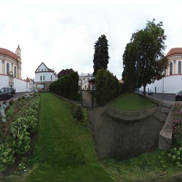 Двор напротив костёла Бригиток (Благовещения Пресвятой Девы Марии). Беларусь. Гродно. Ул. Карла Маркса. Июль 2025.